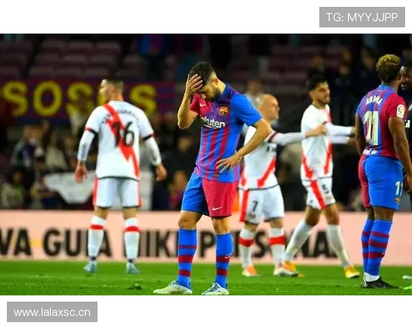 巴萨防守漏洞产生于整体压迫失效,近期防线稳定性面临考验 巴萨防守漏洞产生于整体压迫失效,近期防线稳定性面临考验